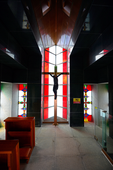 예수의 돌무덤을 형상화한 황새바위성지의 무덤경당 내부 모습.