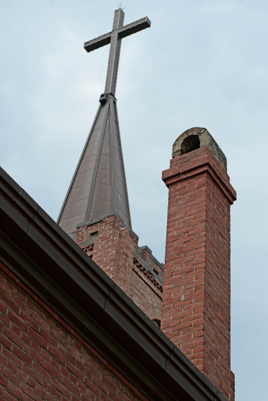 공주 제일교회의 종탑. 벽에는 아치형 창을 배치하고 위에는 종탑을 올려 고풍스러운 분위기다.