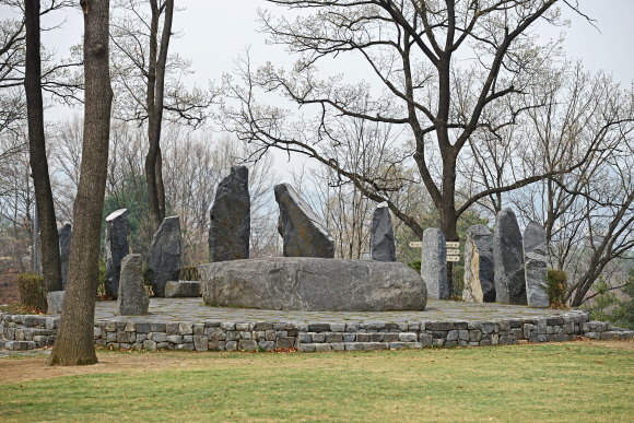 바위 제대와 12개의 거석이 있는 황새바위성지 야외 제대. 거석 뒤에는 337위의 순교자들 이름을 새겼다.