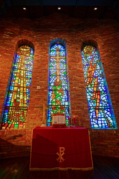 제일교회 외벽을 장식한 고 이남규의 초기 스테인드글라스 작품.