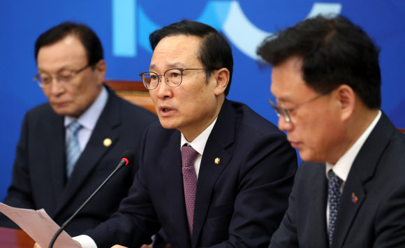 발언하는 더불어민주당 홍영표 원내대표 - 더불어민주당 홍영표 원내대표가 22일 서울 여의도 국회에서 열린 최고위원회의에서 발언을 하고 있다. 2019.4.22 연합뉴스