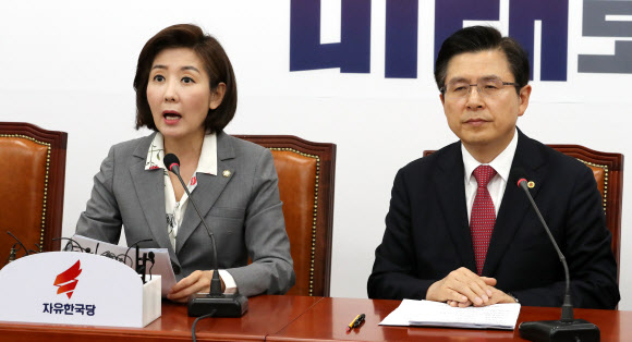 최고위원회의에서 발언하는 나경원 - 자유한국당 나경원 원내대표(왼쪽)가 22일 오전 국회에서 열린 최고위원회의에서 발언하고 있다. 2019.4.22 연합뉴스