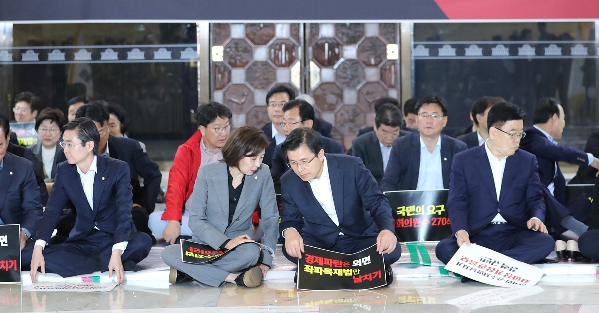 자유한국당의 황교안(앞줄 오른쪽 두 번째)와 나경원(세 번째) 원내대표가 24일 오전 국회 로텐더홀에서 열린 비상의원총회에서 대화하고 있다. 2019.4.24 연합뉴스