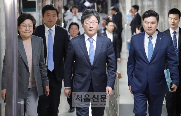 ‘12대 11’ 둘로 쪼개진 바른미래 - 23일 바른미래당 내 바른정당계인 유승민 의원 등이 의원총회를 마친 뒤 굳은 표정으로 회의장을 빠져나가는 모습. 왼쪽부터 이혜훈, 유의동, 유승민, 지상욱 의원. 김명국 선임기자 daunso@seoul.co.kr