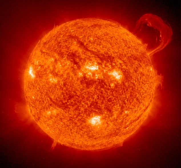 앞으로 50억 년 후면 수소를 다 태운 우리 태양도 바깥껍질이 떨어져나가 이와 비슷한 행성상 성운을 만들 것이고, 나머지 중심부분은 수축하여 지구 크기의 백색왜성이 될 것이다. (출처=NASA)