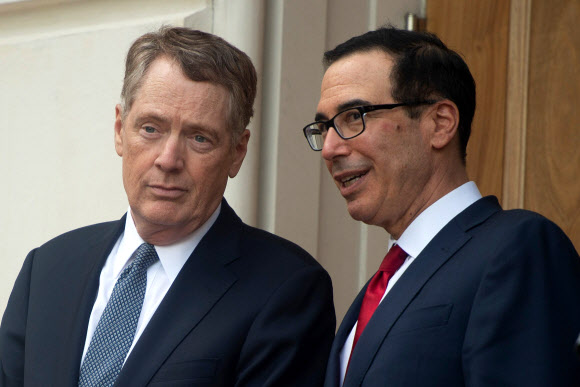 로버트 라이트하우저(왼쪽) 미국 무역대표부(USTR) 대표와 스티븐 므누신(오른쪽) 미 재무장관이 9일(현지시간) 워싱턴DC의 USTR 청사에서 중국 협상단을 기다리면서 대화를 나누고 있다.워싱턴 AFP 연합뉴스