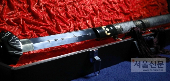 장군의 상징 삼정검(三精劍). 앞면에 대통령 서명과 ‘必死則生(필사즉생) 必生則死(필생즉사)’라는 문구가 새겨져 있다. 2018.01.11 안주영 기자