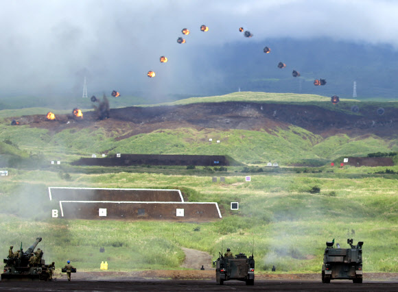 일본 육상자위대가 25일 시즈오카현 고텐바시 소재 히가시후지 연습장에서 열린 자위대의 연례 사격 훈련 ‘후지종합화력연습’ 예행연습에서 포격하고 있다. 허공에 후지산 모양을 본뜬 화염을 연출했다. 2016.8.25 연합뉴스
