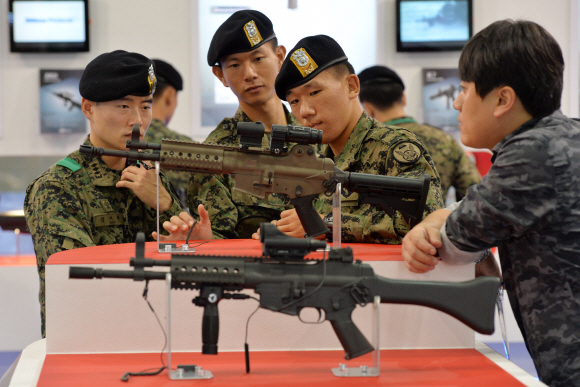 대한민국 방위산업전을 찾은 특전사 대원들이 K2C 소총을 살펴보고 있다. K2는 미국의 M16과 러시아 AK47의 장점을 분석해 만든 순수 국산 소총이다. 그러나 K2C 등 개량형 총기를 제외하면 1980년대 이후 소총 개발사업은 큰 진척이 없는 상황이다. 서울신문 DB