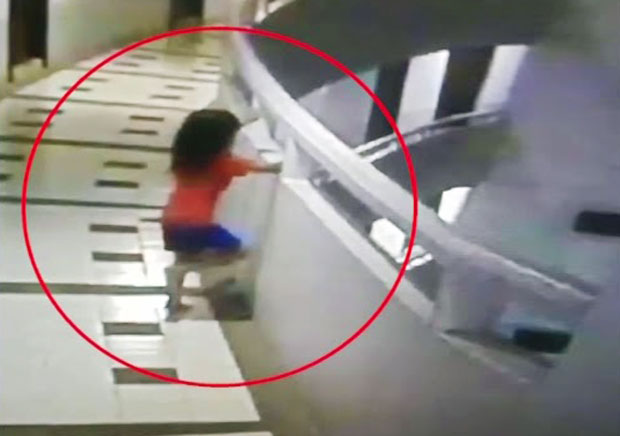 태국 파타야의 한 호텔에서 몽유병을 앓는 소녀가 호텔 발코니로 기어 올라갔다가 추락했다/사진=채널3