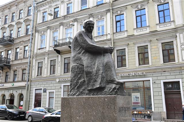 러시아 대문호 도스토옙스키의 동상.