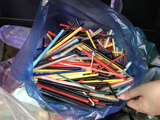 25일 홍대에서 열린‘플라스틱 컵 어택’행사에서 시민들이 모은 일회용 플라스틱 빨대. 쓰레기 덕질 제공