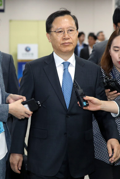 굳은 표정의 박병대 전 대법관 - 사법행정권 남용 혐의로 기소된 박병대 전 대법관이 29일 오전 첫 공판이 열리는 서울중앙지법 법정으로 출석하며 취재진에게 질문을 받고 있다. 2019.5.29 연합뉴스