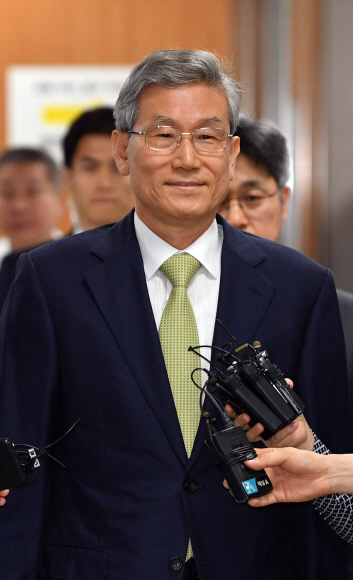 - 사법행정권 남용 혐의로 기소된 고영한 전 대법관이 29일 서울중앙지법법정으로 들어서고 있다. 2019.5.29 박지환기자 popocar@seoul.co.kr