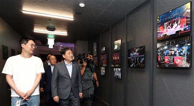 지난 5일 서울 종로구 롤파크를 방문한 박양우 문화체육관광부 장관이 관계자들의 설명을 들으며 시설을 둘러보고 있다. 박 장관은 이 자리에서 세계보건기구의 게임중독 질병코드 분류 반대 뜻을 명확히 밝히고 “정부가 게임산업 진흥을 위해 전폭적인 지원을 하겠다”고 말했다.문화체육관광부