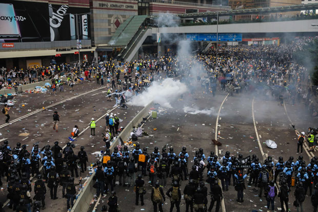 범죄인 인도법안이 통과되면 ‘일국양제’의 취지가 무색해질 거라는 게 홍콩 시민들의 생각이다. 중국이 홍콩에 있는 반체제 인사나 인권운동가를 본국으로 송환하는 데 이 법안을 악용할 거라는 우려다/사진=홍콩AP 연합뉴스