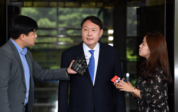 신임 검찰총장 후보자로 지명된 윤석열 서울중앙지검장이 17일 오전 서울 서초구 서울중앙지검을 나서며 기자들의 질문에 답하고 있다. 2019.6.17. 도준석 기자 pado@seoul.co.kr
