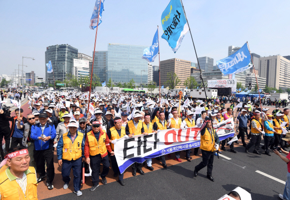 “타다 퇴출” 70대 택시 기사 분신 - 서울개인택시운송사업조합 소속 택시기사들이 15일 서울 광화문 광장에서 차량 공유서비스 퇴출을 촉구하는 ‘타다 퇴출요구 끝장집회’를 마친 후 청와대로 행진하고 있다. 앞서 이날 새벽 70대 택시기사 안모씨는 서울광장 인근 인도에서 분신해 병원으로 옮겨졌으나 숨졌다. 안씨는 자신의 택시에 ‘공유경제로 꼼수 쓰는 불법 타다 OUT’라는 문구를 붙이고, 차량공유서비스 반대 집회에도 여러 차례 참석한 것으로 알려졌다. 박윤슬 기자 seul@seoul.co.kr