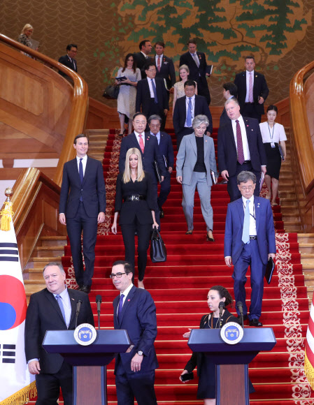 한미 수행원들 - 청와대에서 한미 정상회담이 끝난 뒤 양국 수행원이 대화를 나누며 계단을 내려오고 있다.연합뉴스