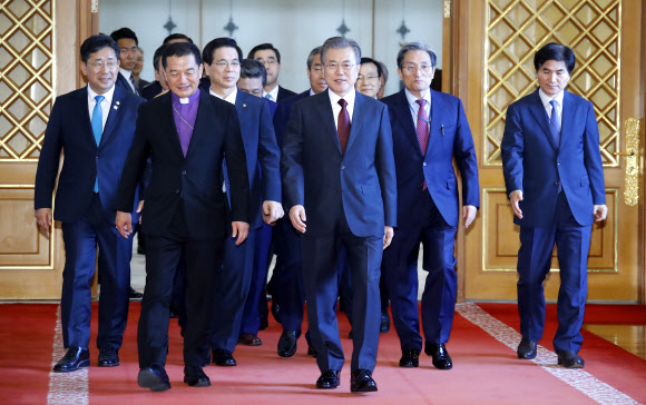 문 대통령, 한국교회 주요 교단장들과 함께 - 문재인 대통령이 3일 낮 청와대에서 열린 한국교회 주요 교단장 초청 오찬 간담회에 참석자들과 함께 입장하고 있다. 2019.7.3 연합뉴스