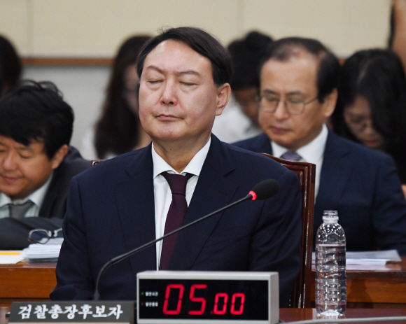 - 윤석열 검찰총장후보자 인사청문회가 8일 국회법사위 회의장에서 열렸다. 후보자가 답변하고 있다.2019.7.8 김명국 선임기자 daunso@seoul.co.kr