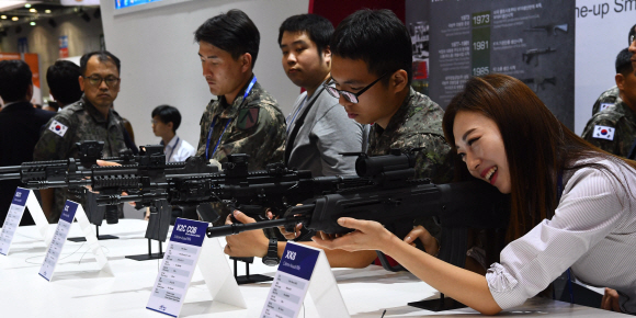12일 오전 경기 고양시 일산 킨텍스에서 열린 2018 대한민국 방위산업전(DX KOREA)에 각종 총기류가 전시돼 있다. 2018.9.12 안주영 기자 jya@seoul.co.kr