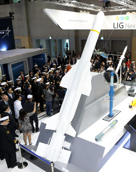 조선·해양분야 전문 전시회인 2017 부산국제조선해양대제전(마린위크 2017)이 24일 부산 해운대구 벡스코에서 개막했다. 국제 조선 및 해양산업전(KORMARINE), 국제해양방위산업전(MADEX), 국제 항만물류 및 해양환경산업전(Sea Port) 등 3개 전시회로 구성된 세계적인 조선 불황에도 62개국 1천184개 업체가 2천600여 부스로 참가했다. 25개국 해군 대표와 전문가들이 한국형 구축함 등에 탑재된 함대함 유도무기 해성을 비롯한 정밀유도무기체계를 둘러보고 있다. 2017.10.24 연합뉴스