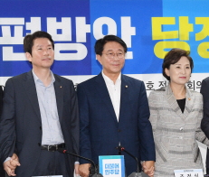 더불어민주당 이인영(왼쪽부터) 원내대표와 조정식 정책위의장, 김현미 국토교통부 장관이 17일 국회 의원회관에서 택시제도 개편방안 당정협의를 하기 전 기념촬영을 하고 있다.김명국 선임기자 daunso@seoul.co.kr