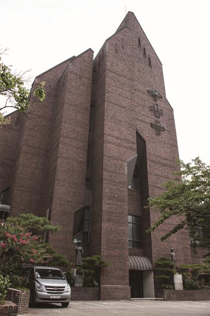 서울미래유산이자 한국 100대 건축물에 꼽히는 김수근의 불광동성당.