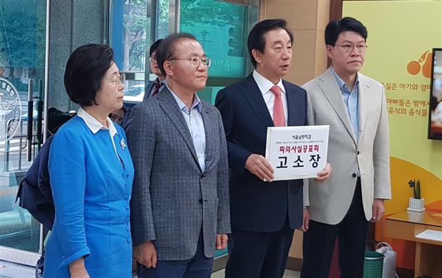 김성태 ‘남부지검 피의사실공표죄로 고소’ - 딸을 KT에 부정채용 시킨 혐의로 재판에 넘겨진 김성태 자유한국당 의원(왼쪽 세번째)이 22일 오후 서울 종로구 서울지방경찰청 민원실에서 서울남부지검을 상대로 고소장을 제출하기 전 고소장을 들어보이고 있다. 왼쪽부터 이은재, 윤재옥, 김성태, 장제원 의원. 2019.7.22 뉴스1