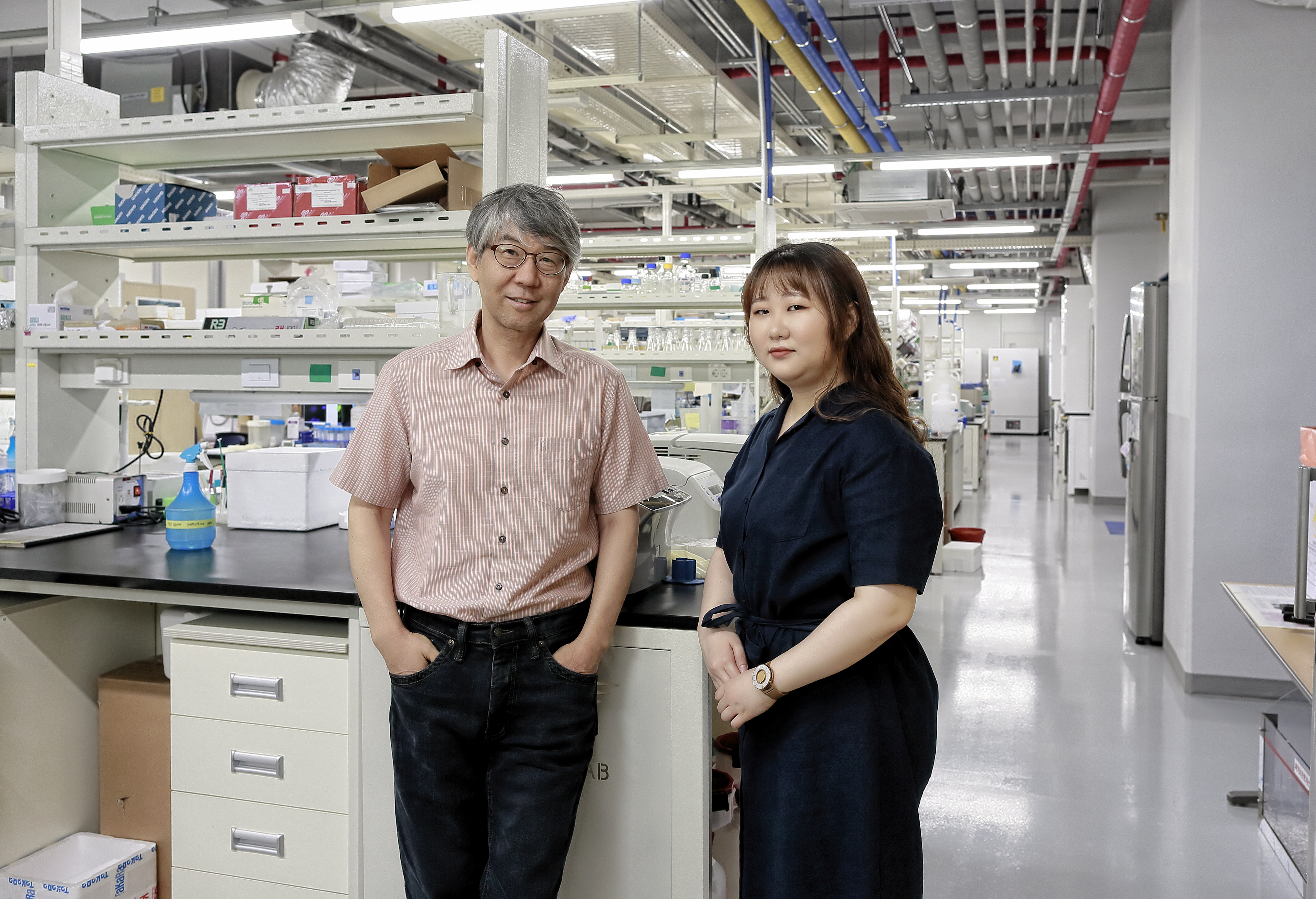 연구를 이끈 UNIST 생명과학부 민경태 교수(왼쪽)와 이소연 연구원