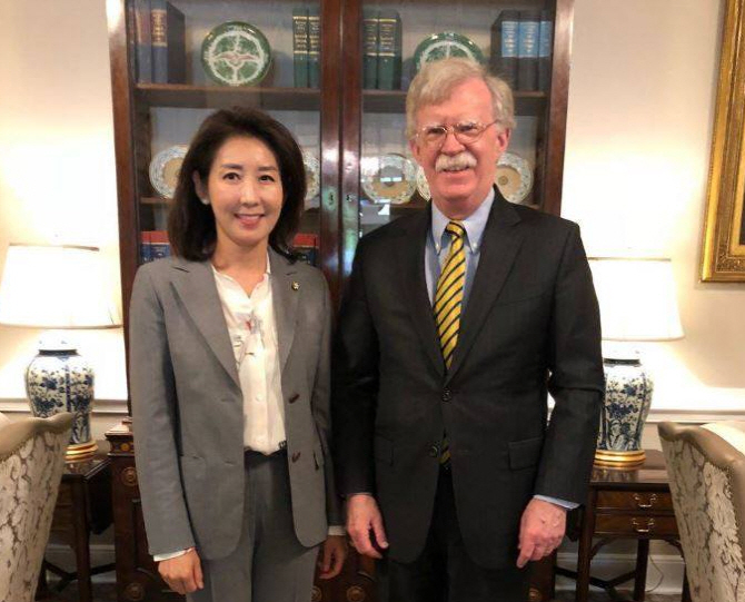 - 지난해 5월 나경원 자유한국당 원내대표가 방미해 존 볼턴 백악관 안보보좌관을 만나 함께 찍은 사진. 페이스북 캡처
