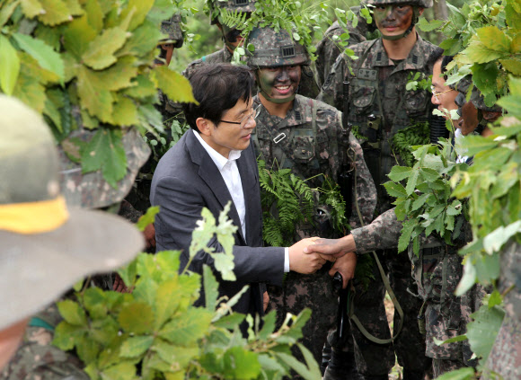 생도들 격려하는 황교안 대표 - 자유한국당 황교안 대표가 6일 오후 경북 영천시 육군3사관학교를 방문해 야외훈련장에서 생도들의 훈련을 참관 후 생도들을 격려하고 있다. 2019.8.6 연합뉴스