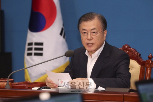 문재인 대통령이 지난 2일 청와대 여민관에서 일본의 화이트리스트 지정 취소와 관련해 굳은 표정으로 긴급 국무회의를 주재하고 있다. 도준석 기자 pado@seoul.co.kr