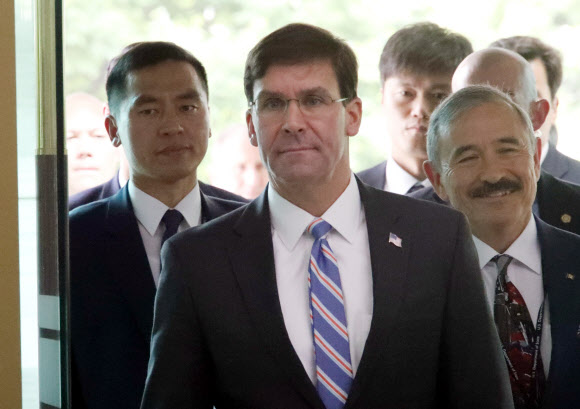 외교부 들어서는 에스퍼 미 국방부 장관 - 방한 중인 마크 에스퍼 미국 신임 국방부 장관(왼쪽 두번째)이 해리 해리슨 주한 미국대사와 함께 9일 오전 강경화 외교부 장관을 만나기 위해 서울 도렴동 외교부 청사로 들어오고 있다. 2019.8.9 연합뉴스