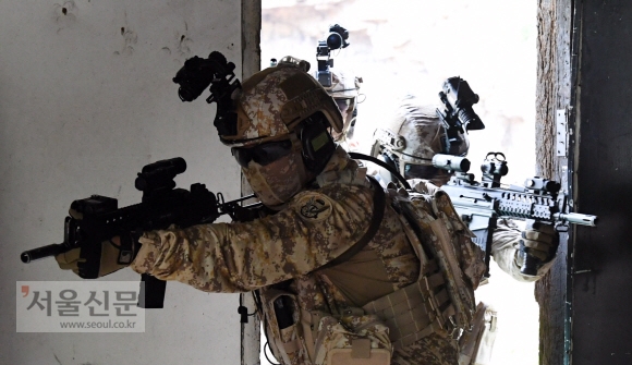 25일 인천 계양구 국제평화지원단 훈련장에서 새로운 워리어 플랫폼을 착용한 육군 아크부대 장병들이 대테러 훈련을 펼치고 있다. 2018. 6. 25. 박윤슬 기자 seul@seoul.co.kr