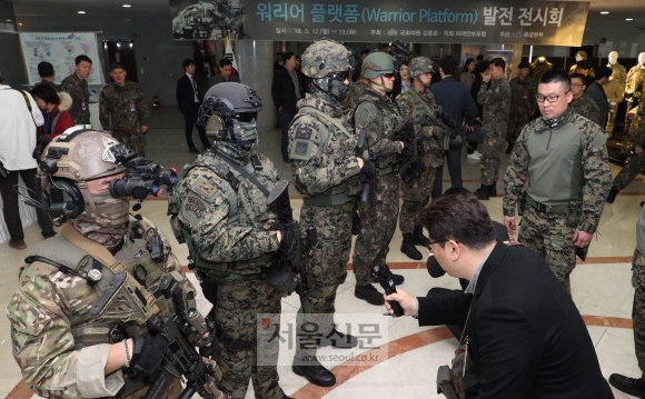 12일 오전 국회 의원회관에서 열린 ‘5대 게임체인저 워리어플랫폼’ 군 전투피복 착용체계 정립 및 첨단기술 적용방안 세미나에서 장병들이 첨단기술이 적용된 전투피복을 선보이고 있다. 2018.3.12. 이종원 선임기자 jongwon@seoul.co.kr