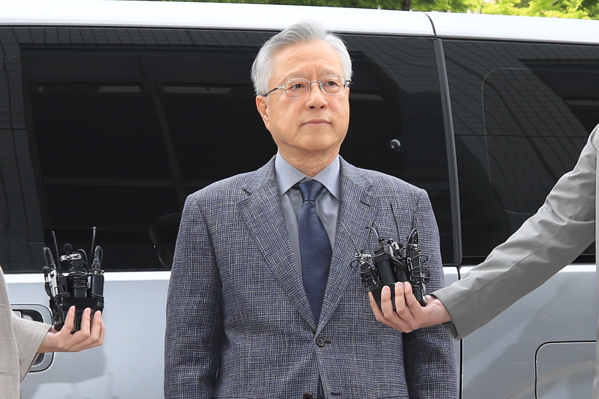 -  ‘KT 부정채용’ 의혹의 정점으로 꼽히는 이석채 전 KT 회장이 30일 오전 서울남부지법에서 열린 구속 전 피의자심문(영장실질심사)에 출석하고 있다. 이석채 전 회장은 이날 구속영장이 발부됐다. 2019.4.30 연합뉴스