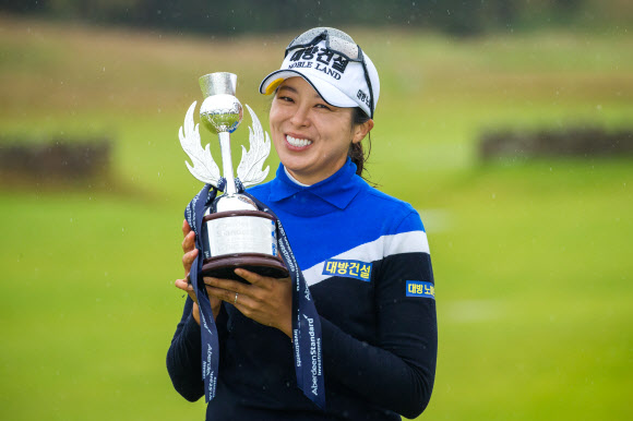 허미정 LPGA 투어 스코틀랜드오픈 역전 우승 - 허미정이 12일(한국시간) 영국 스코틀랜드 노스 버윅에서 끝난 미여자프로골프(LPGA) 투어 스코틀랜드오픈에서 최종합계 20언더파 264타로 우승한 뒤 트로피를 들고 환하게 웃고 있다. 허미정은 투어 통산 3승째를 올렸다.노스 버윅(스코틀랜드) AP 연합뉴스