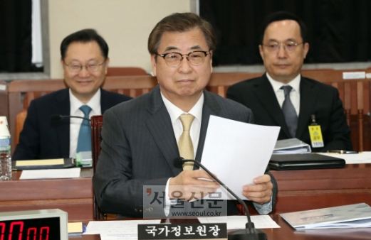 - 서훈 국가정보원장이 16일 국회 정보위원회 전체회의에 참석해 관련 자료를 살피고 있다. 국정원은 유엔 결의 위반 선박 처리 현황, 북한 동향과 남북미 판문점 회동 관련 내용을 국회에 보고했다.김명국 선임기자 daunso@seoul.co.kr