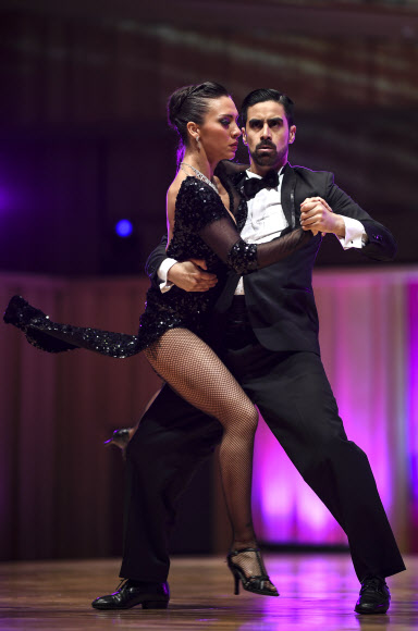 아르헨티나 탱고 댄서들이 14일(현지시간) 아르헨티나 부에노스아이레스에서 열린 ‘탱고 월드 챔피언십(Tango World Championship )’에서 멋진 공연을 펼치고 있다.AFP 연합뉴스