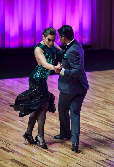 베네주엘라 탱고 댄서들이 14일(현지시간) 아르헨티나 부에노스아이레스에서 열린 ‘탱고 월드 챔피언십(Tango World Championship )’에서 멋진 공연을 펼치고 있다.AFP 연합뉴스