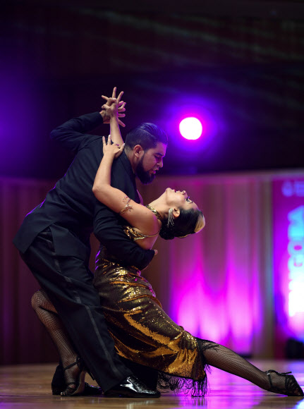 콜롬비아 탱고 댄서들이 14일(현지시간) 아르헨티나 부에노스아이레스에서 열린 ‘탱고 월드 챔피언십(Tango World Championship )’에서 멋진 공연을 펼치고 있다.AFP 연합뉴스