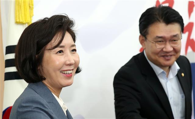 - 나경원 자유한국당 원내대표가 23일 서울 여의도 국회에서 열린 원내대책회의에서 환하게 웃으며 의원들과 인사를 하고 있다. 2019.8.23뉴스1