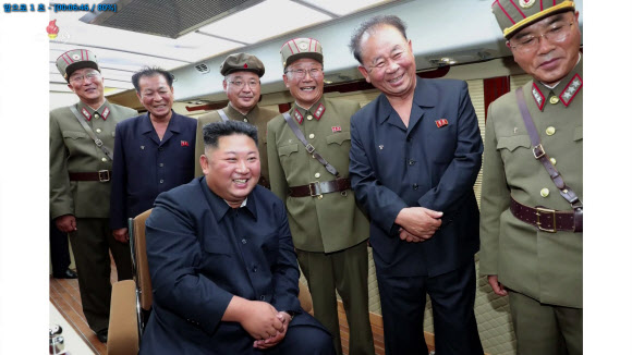 - 김정은 북한 국무위원장이 지난 10일 함경남도 함흥 일대에서 신형 전술 지대지 탄도미사일로 추정되는 단거리 발사체 시험발사를 참관한 모습을 조선중앙TV가 지난 11일 보도했다. 연합뉴스