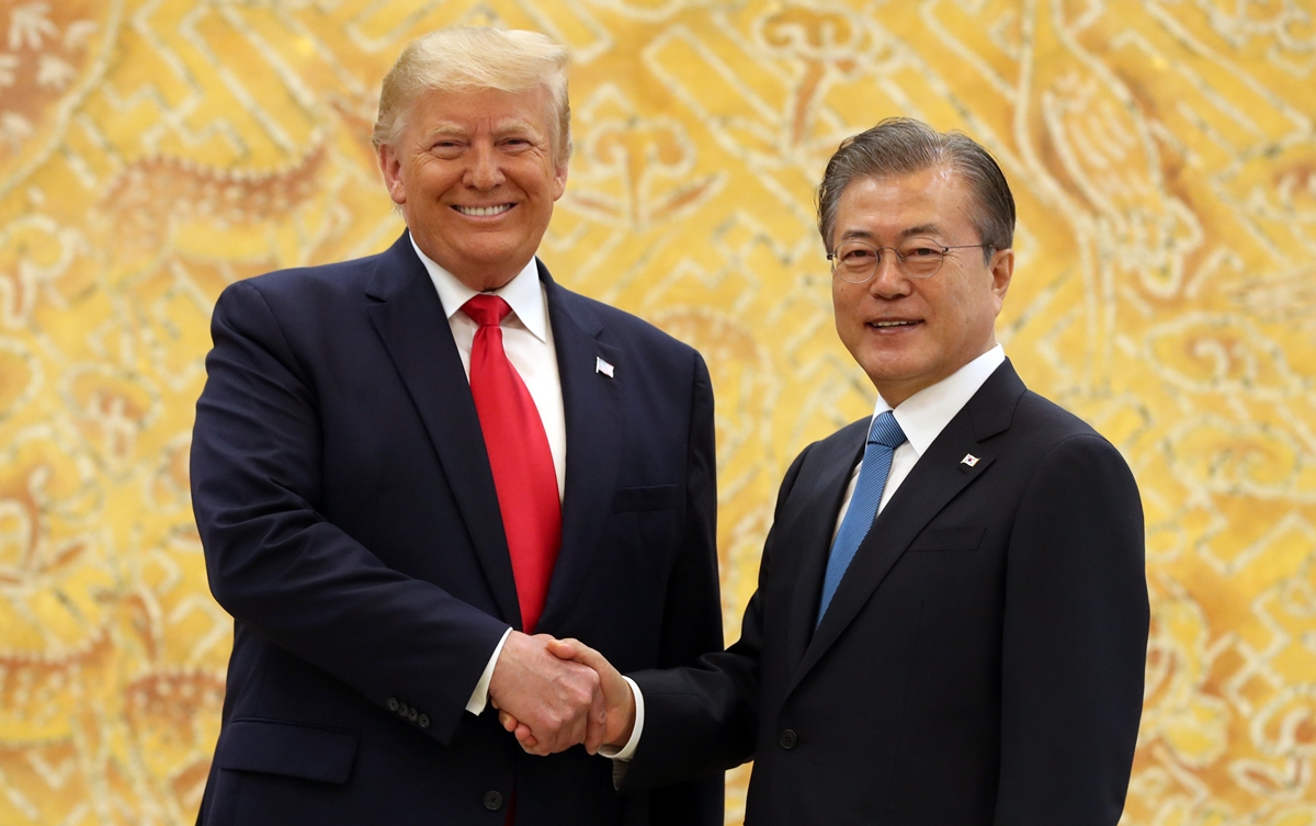 - 문재인 대통령과 트럼프 미국 대통령이 지난달 30일 청와대에서 정상회담 전 악수를 하고 있다. 2019.6.30 연합뉴스