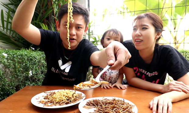 인도네시아에서 지난 7월, 한 전문 유튜버가 바퀴벌레를 넣은 라면 먹방을 선보인 뒤 ‘실버 플레이 버튼’을 받는 일이 있었다./사진=더 산토소 유튜브