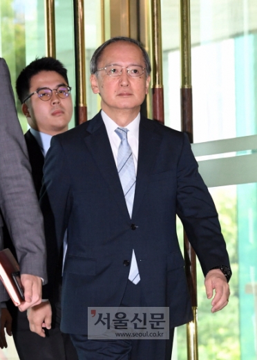 초치되는 日대사  - 나가미네 야스마사 주한 일본대사가 28일 초치돼 서울 종로구 도렴동 외교부 청사로 들어서는 모습.정연호 기자 tpgod@seoul.co.kr