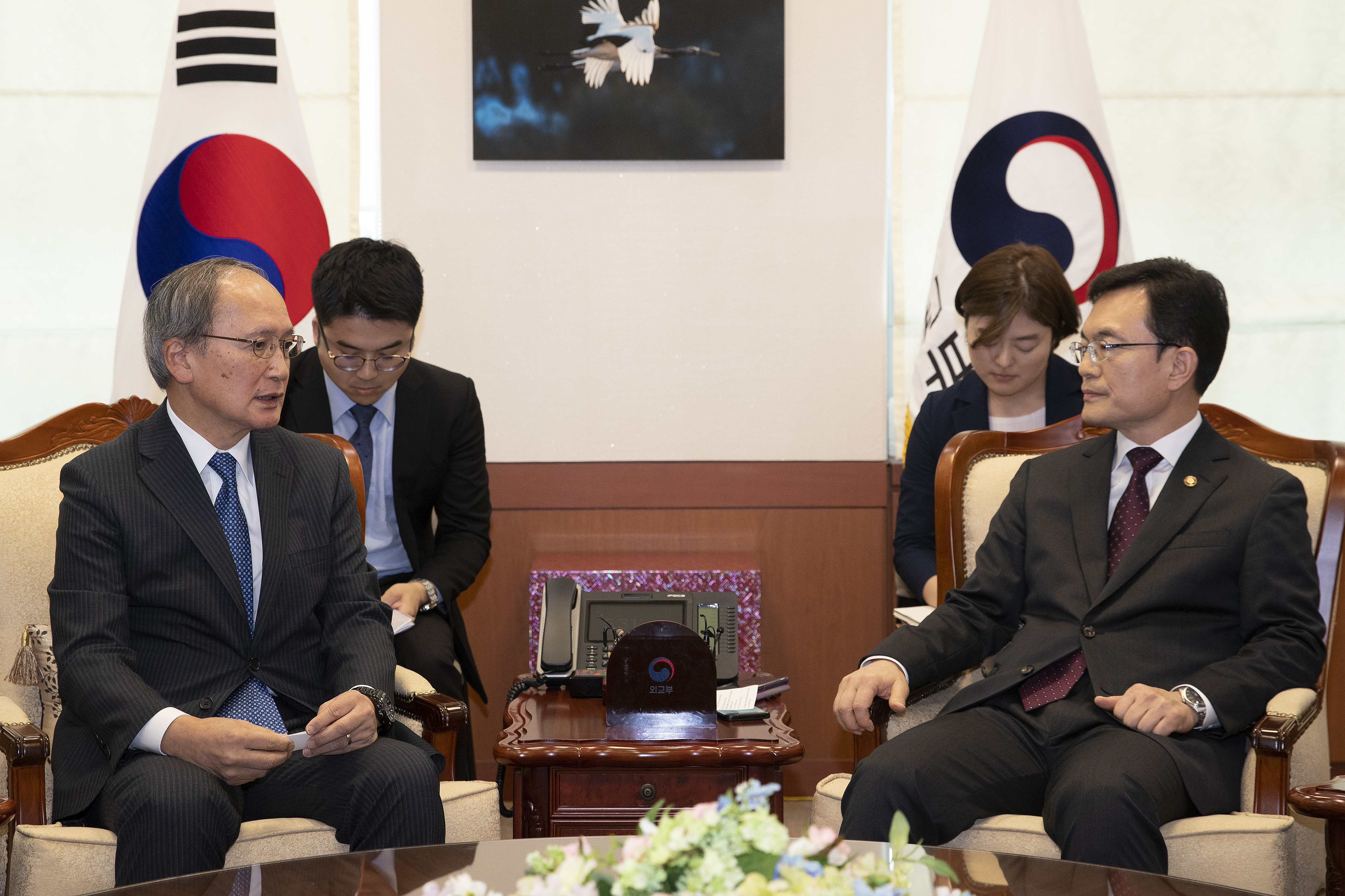 발언하는 주한 일본대사 - 2일 일본 정부가 한국을 백색국가(화이트리스트)에서 제외하는 결정을 내린것과 관련해 나가미네 야스마사(왼쪽) 주한 일본대사가 서울 종로구 외교부 청사로 초치돼 모두 발언하고 있다. 오른쪽은 외교부 조세영 1차관. 2019.8.2 연합뉴스