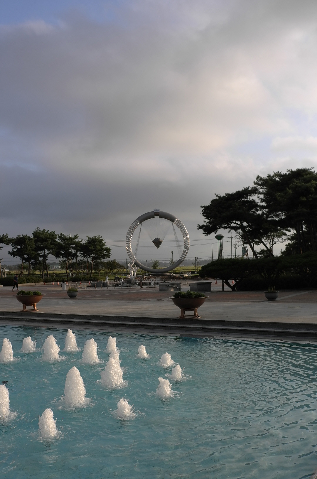 익산보석박물관은 박물관 주변 환경 및 경관이 더 유명하다. 멀리 보석형태의 조형물이 눈에 띈다